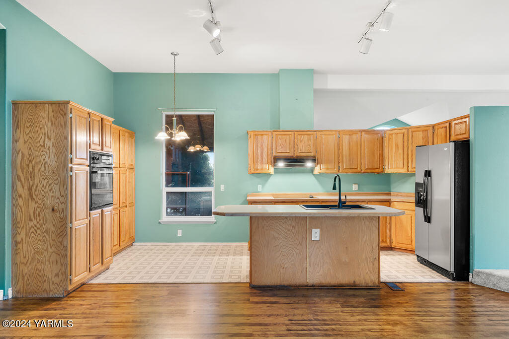 4111 Bell Road Yakima, WA 98901 - Photo 15 of 33 a kitchen with stainless steel appliances granite countertop a refrigerator a stove and a wooden floors