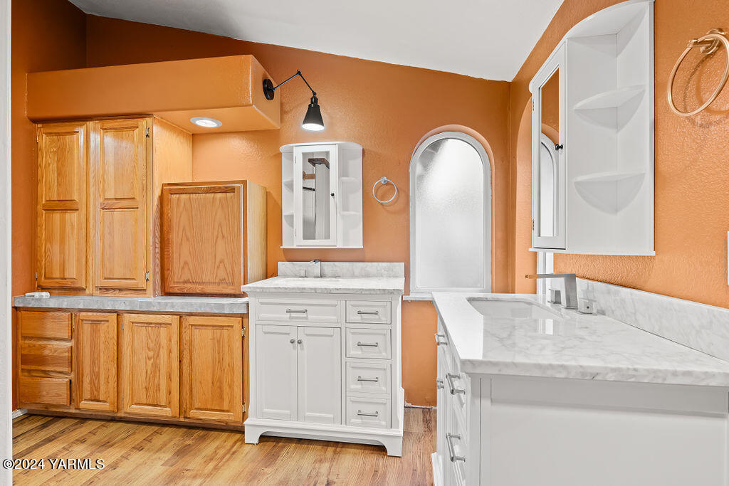 4111 Bell Road Yakima, WA 98901 - Photo 19 of 33 a bathroom with a granite countertop sink and a mirror