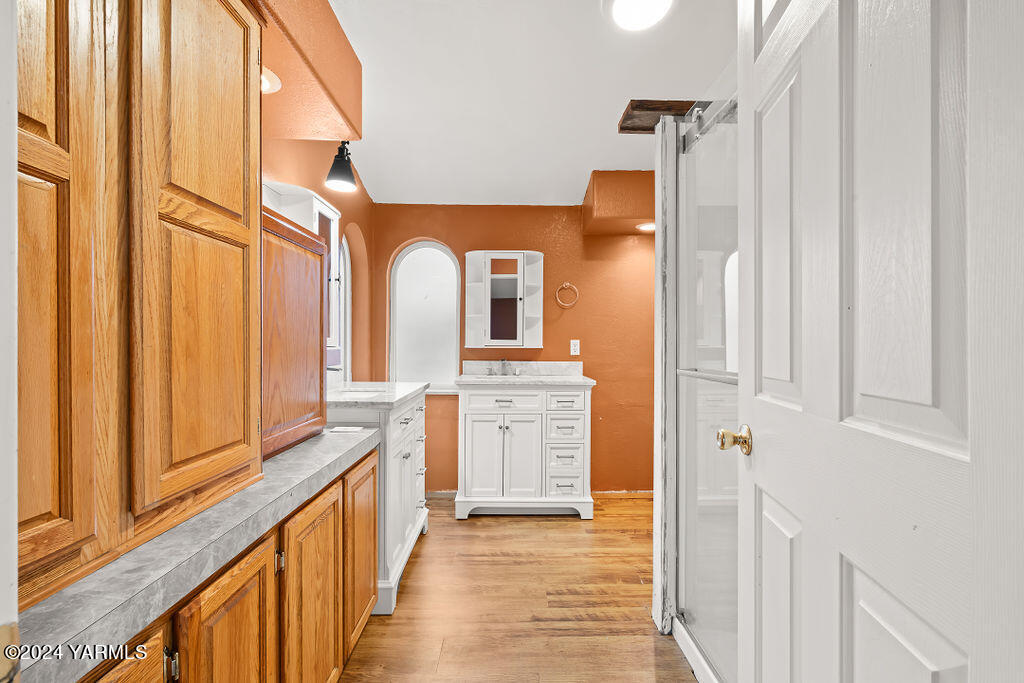 4111 Bell Road Yakima, WA 98901 - Photo 20 of 33 a view of a hallway with windows