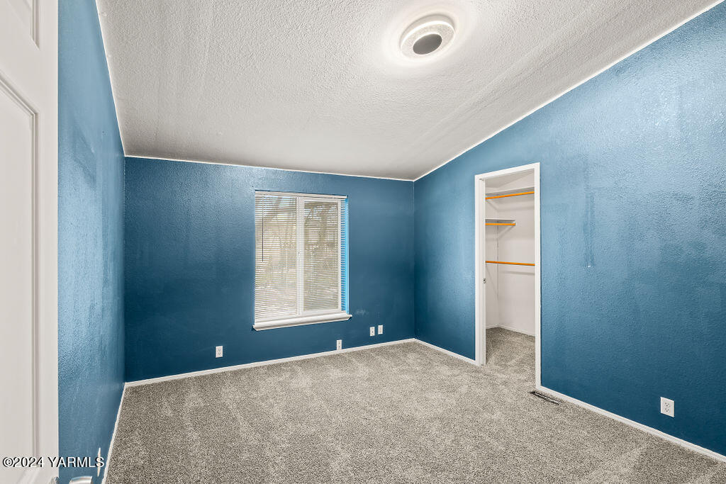 4111 Bell Road Yakima, WA 98901 - Photo 21 of 33 a bedroom with a bed and a window