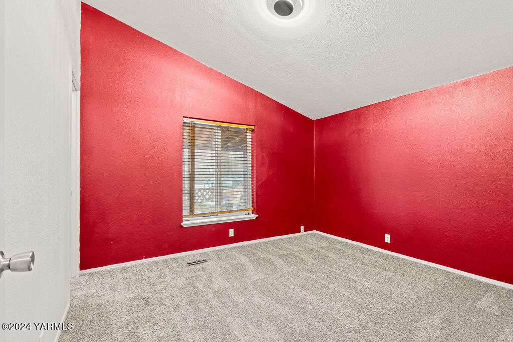 4111 Bell Road Yakima, WA 98901 - Photo 22 of 33 an empty room with windows