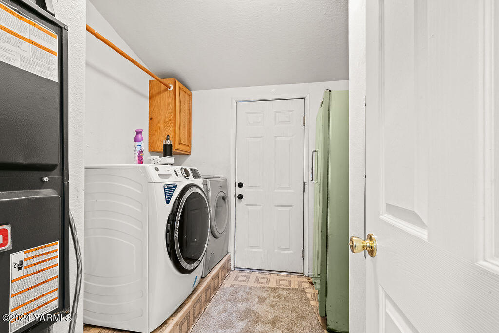 4111 Bell Road Yakima, WA 98901 - Photo 24 of 33 a utility room with dryer and washer