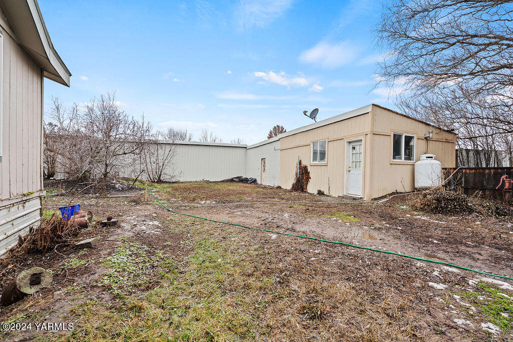 4111 Bell Road Yakima, WA 98901 - Photo 26 of 33 a front view of a house with a yard