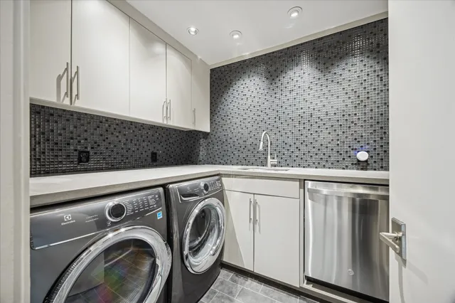 $1,895,000 | 3124 Mid Lane, Houston, TX 77027