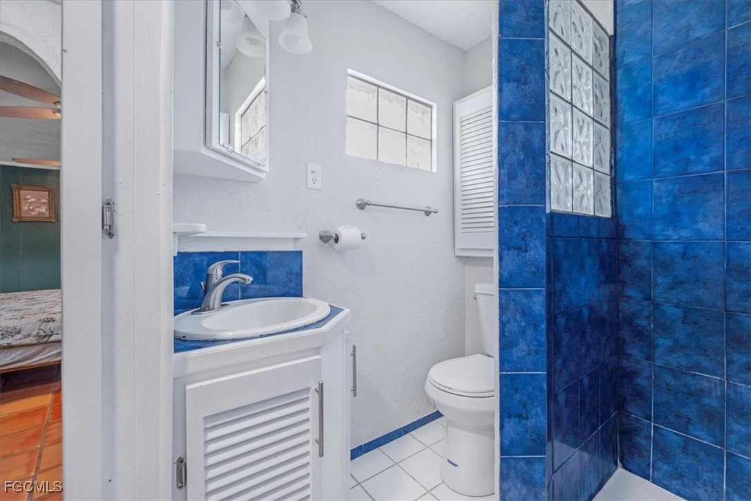 1083 Sunset Strip Moore Haven Okeechobee, FL 34974 - Photo 20 of 48 a bathroom with a sink a toilet and a mirror