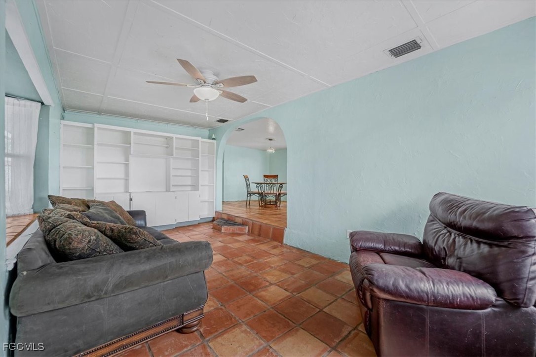 1083 Sunset Strip Moore Haven Okeechobee, FL 34974 - Photo 7 of 48 a living room with furniture