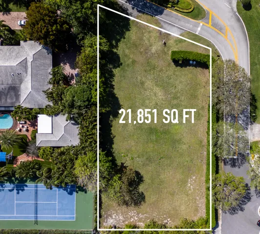 a black and white photo of a living room
