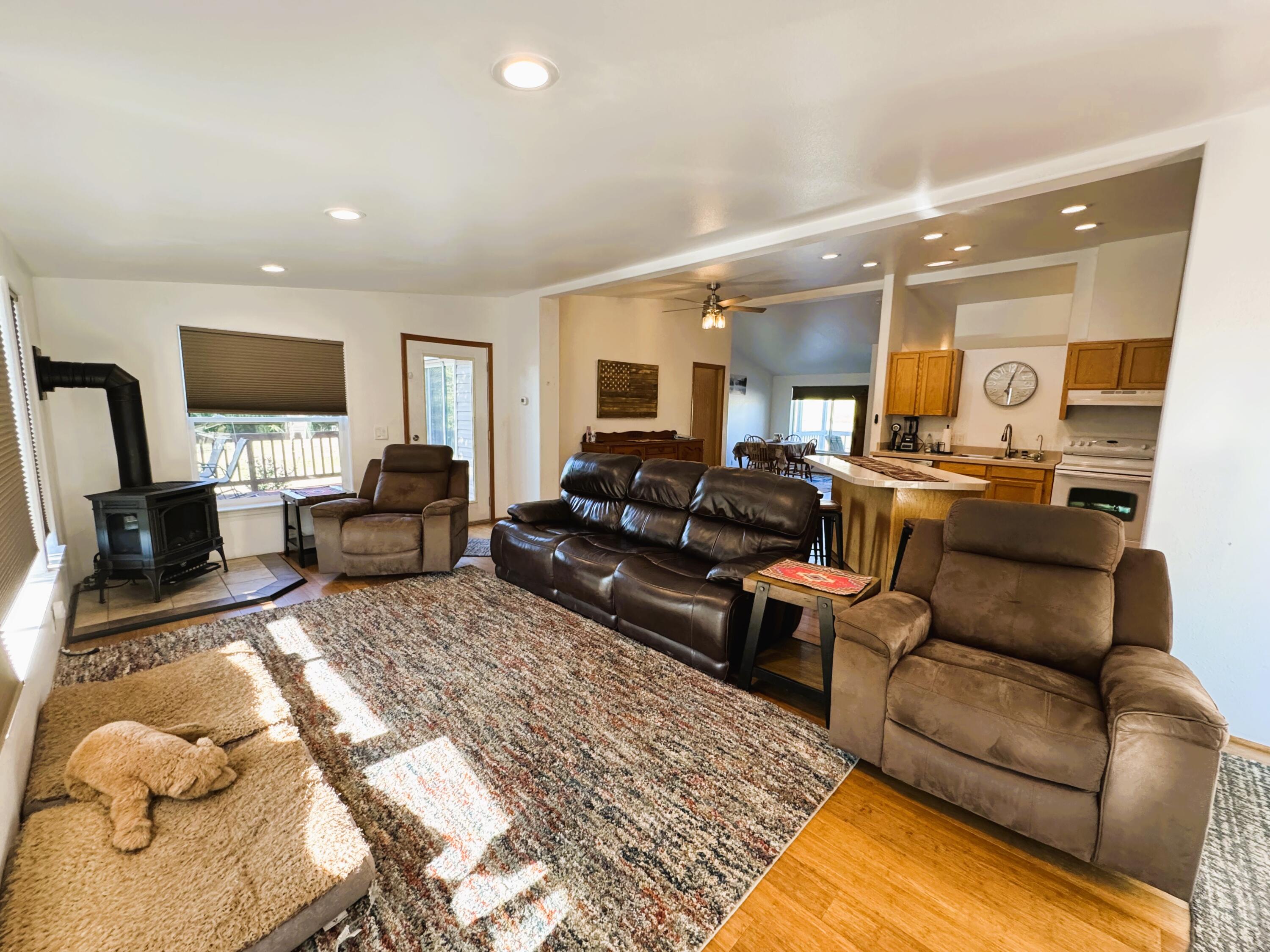 39030 Modoc Point Road Chiloquin, OR 97624 - Photo 10 of 37 living room