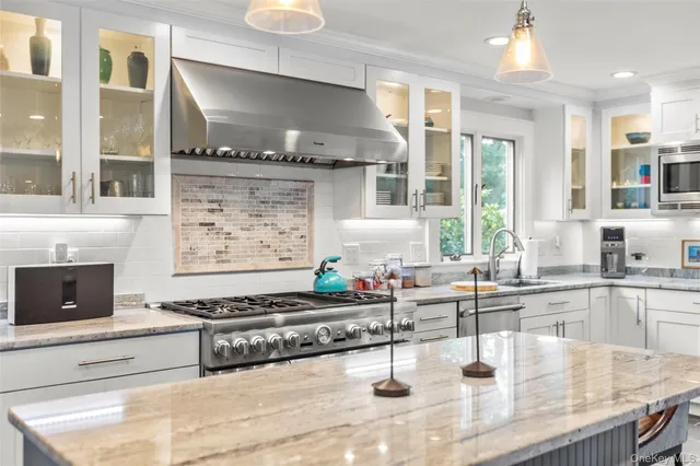 $1,935,000 | 126 Fairview Avenue, Montauk, NY 11954