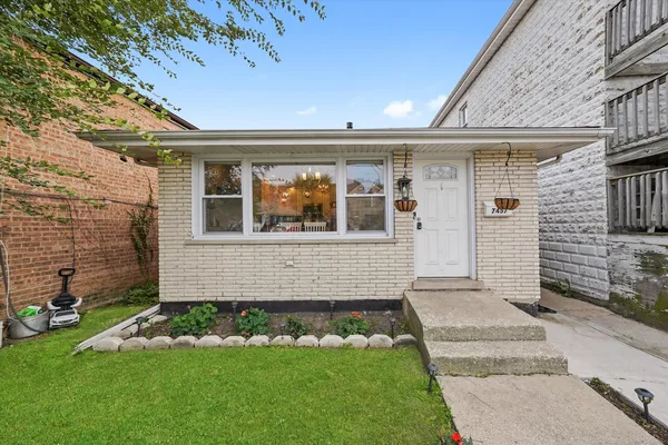 $329,999 | 7457 64th Street, Summit, IL 60501