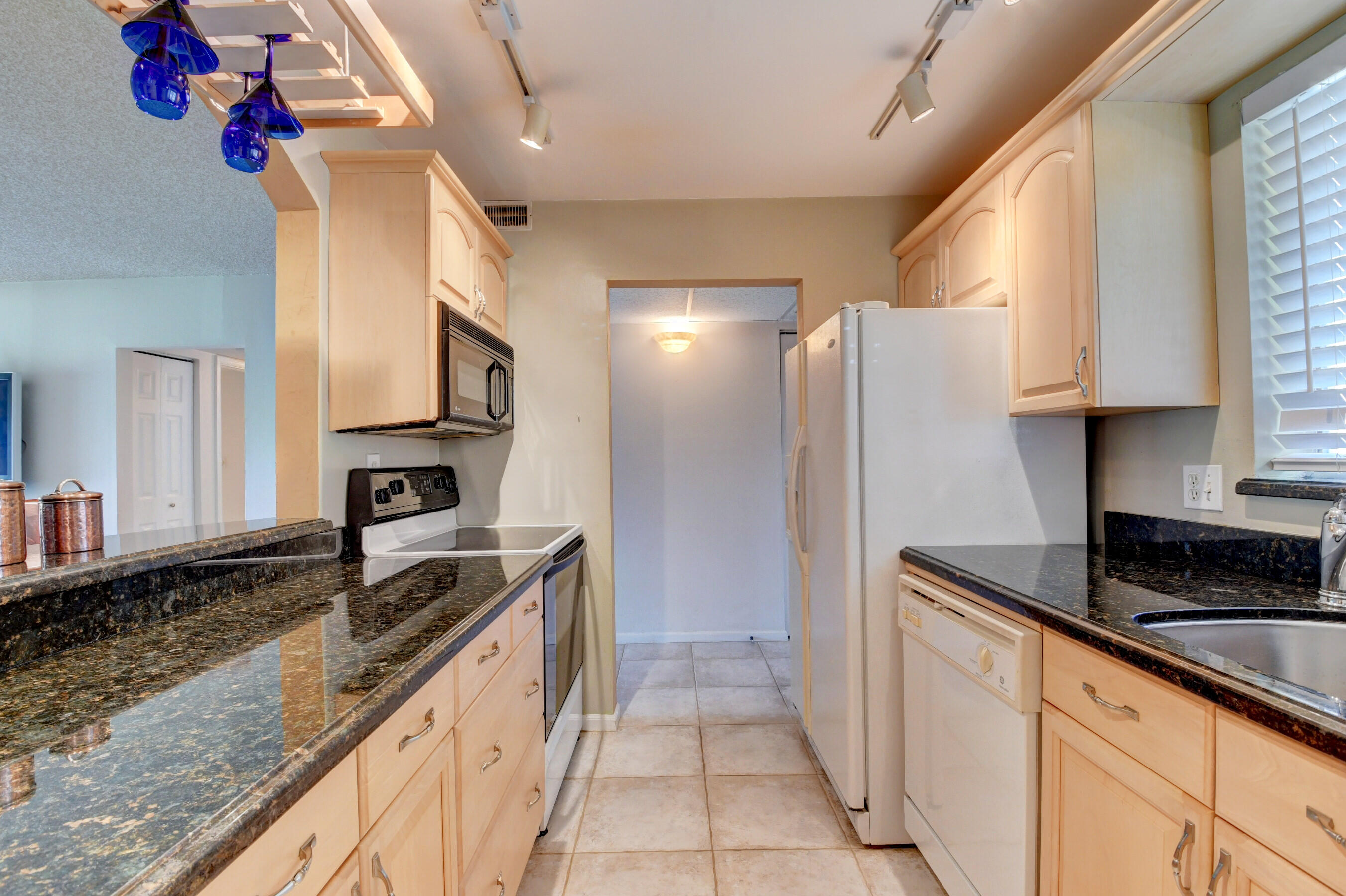 854 Southwest 9th St Circle, Unit 103 Boca Raton, FL 33486 - Photo 3 of 22 Kitchen