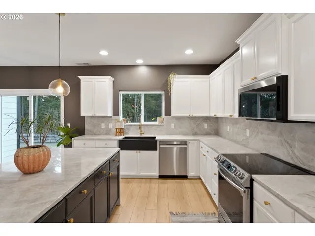 $1,050,000 | 19724 Desantis Lane Southeast, Silverton, OR 97381