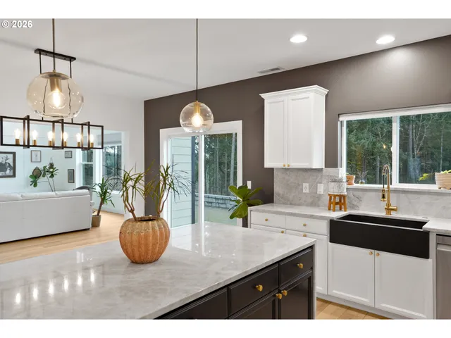 $1,050,000 | 19724 Desantis Lane Southeast, Silverton, OR 97381