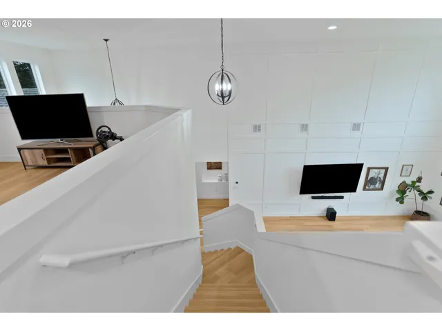 $1,050,000 | 19724 Desantis Lane Southeast, Silverton, OR 97381