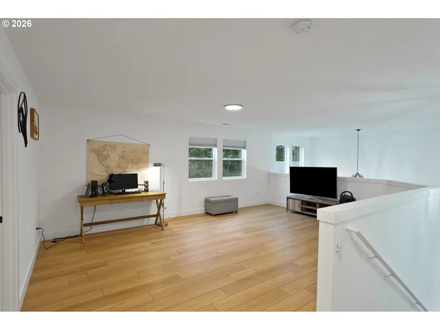 $1,050,000 | 19724 Desantis Lane Southeast, Silverton, OR 97381