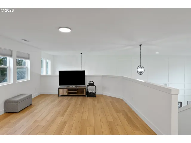 $1,050,000 | 19724 Desantis Lane Southeast, Silverton, OR 97381