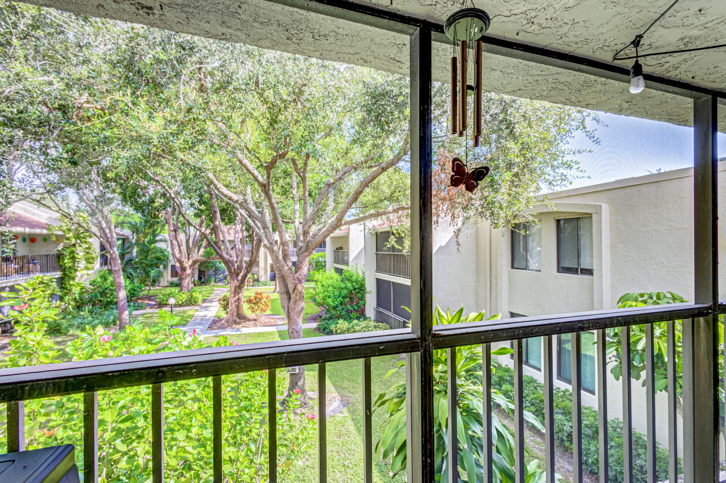 150 Pineview Road, Unit L5 Jupiter, FL 33469 - Photo 29 of 50 patio/courtyard