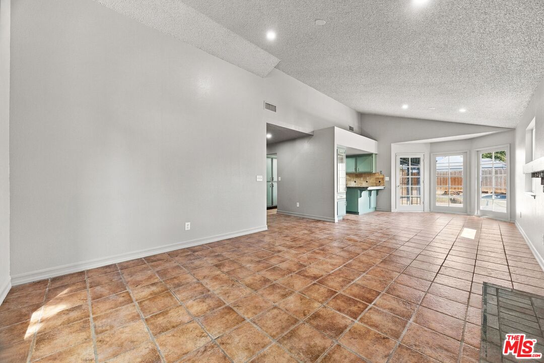 6304 Castleton Street Bakersfield, CA 93313 - Photo 9 of 40 Gallery Image 9