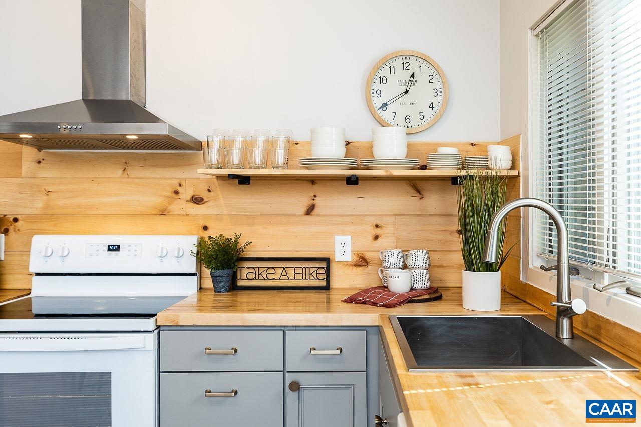 449 3 Ridges Wintergreen, VA 22967 - Photo 9 of 21 a kitchen with a stove and a clock