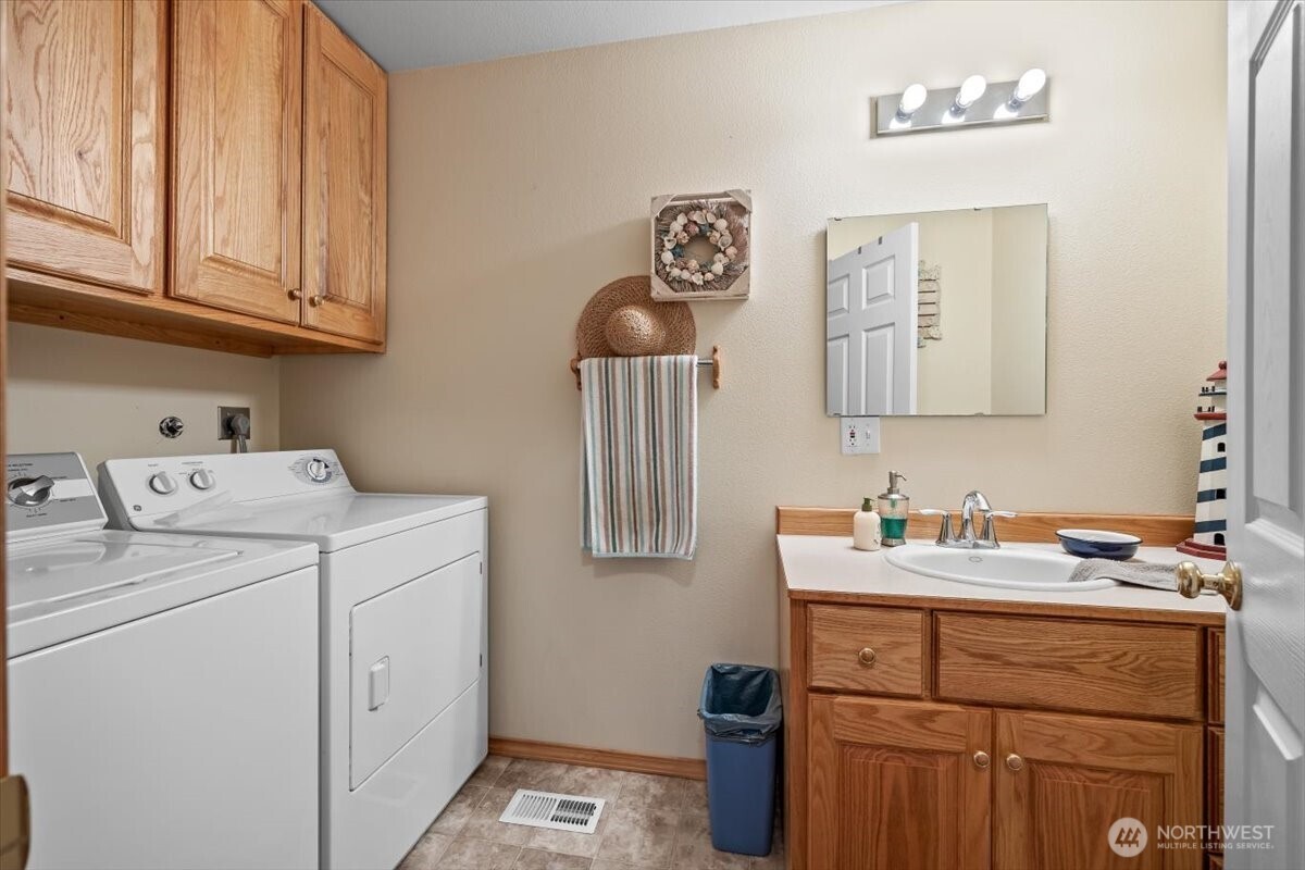 157209 West North River Road Prosser, WA 99350 - Photo 12 of 40 a utility room with dryer and washer