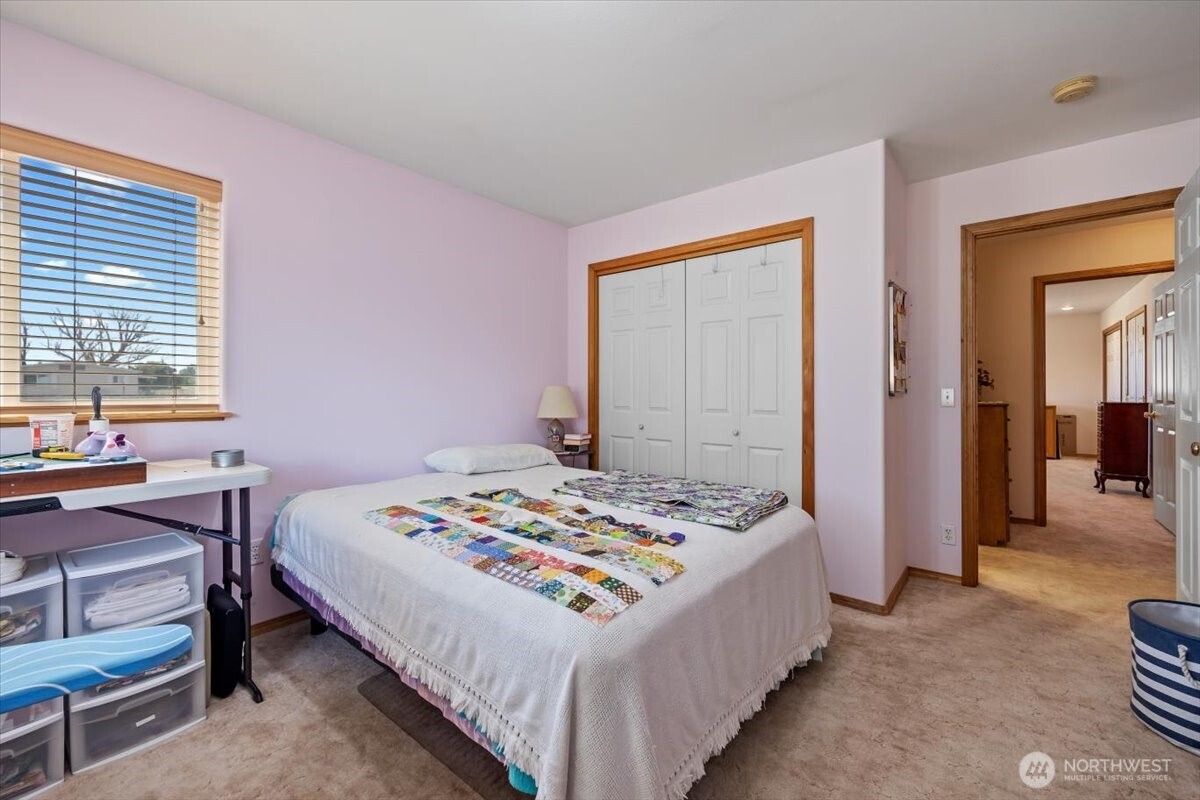 157209 West North River Road Prosser, WA 99350 - Photo 20 of 40 a bedroom with a bed and a table in it