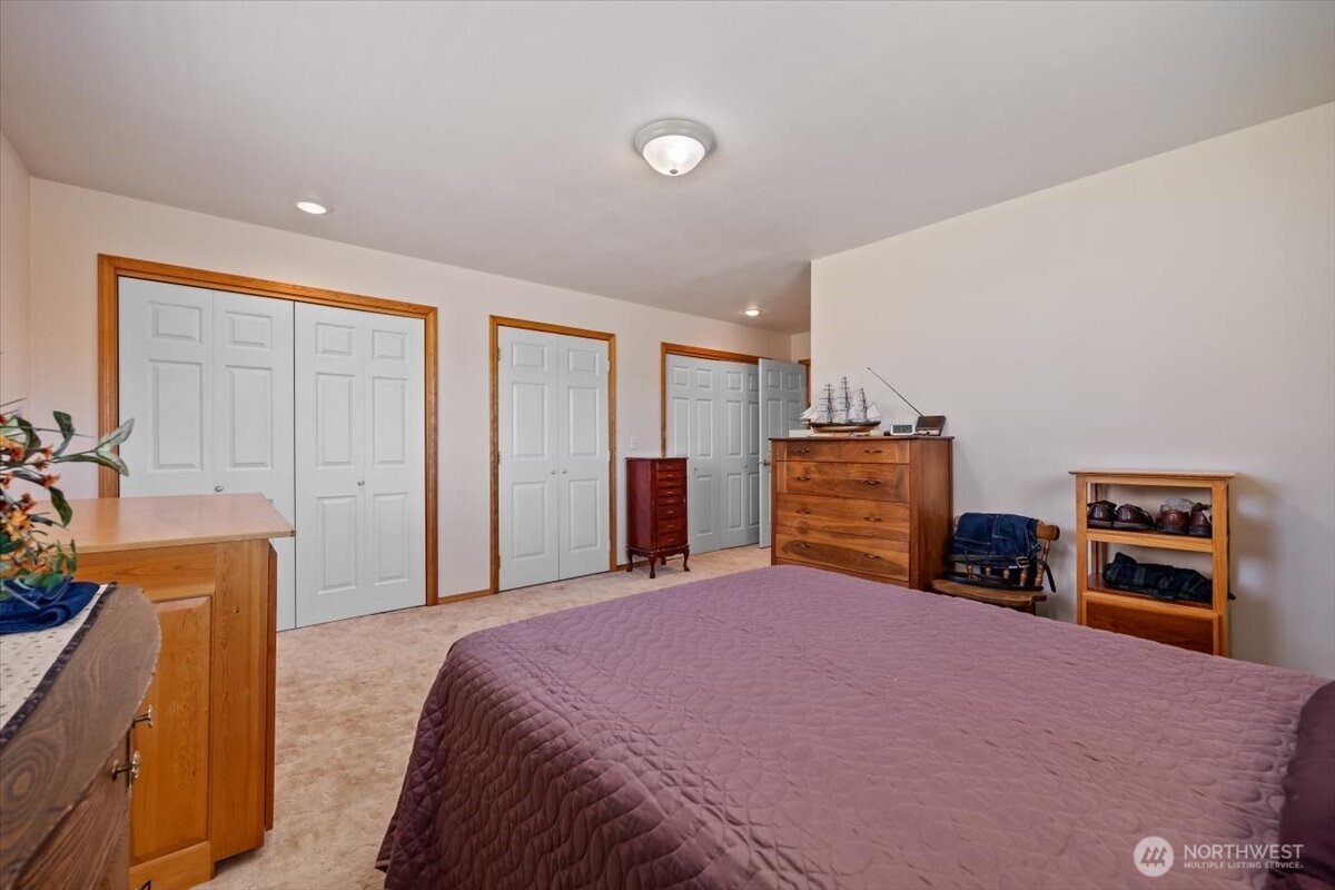 157209 West North River Road Prosser, WA 99350 - Photo 26 of 40 a bedroom with a bed and a television