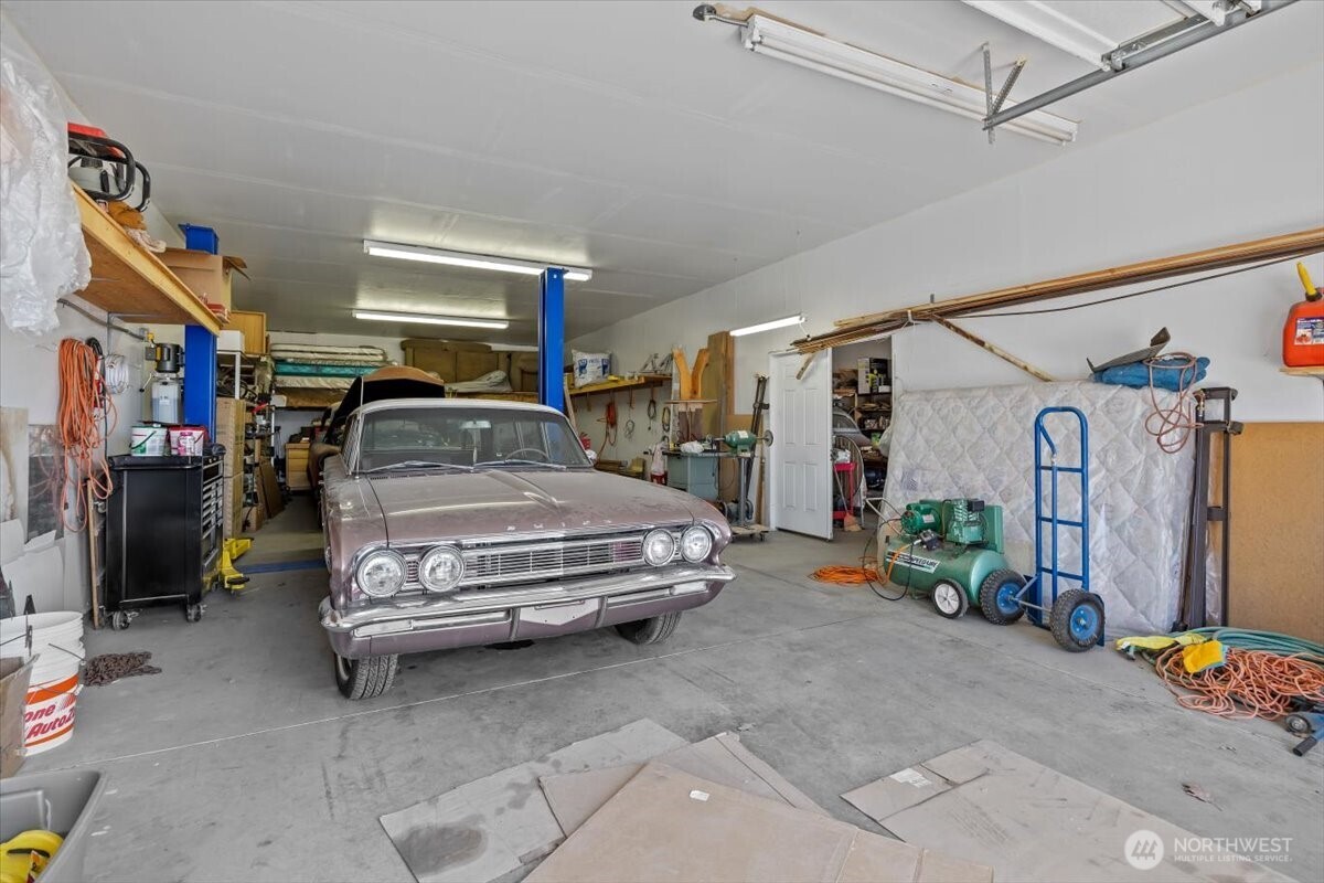 157209 West North River Road Prosser, WA 99350 - Photo 29 of 40 a bedroom with a bed and a walk in closet