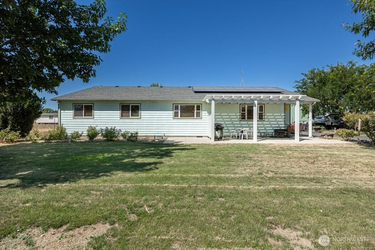 157209 West North River Road Prosser, WA 99350 - Photo 33 of 40 a front view of house with yard and green space