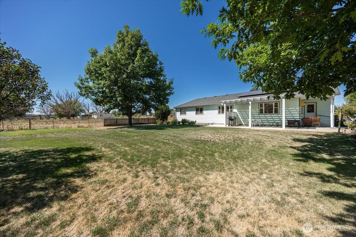 157209 West North River Road Prosser, WA 99350 - Photo 34 of 40 a front view of a house with a garden