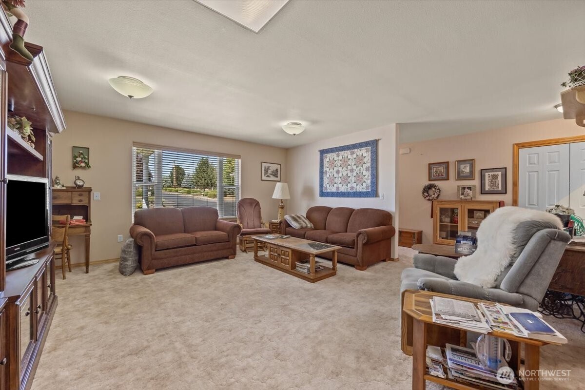 157209 West North River Road Prosser, WA 99350 - Photo 4 of 40 a living room with furniture a flat screen tv and a window