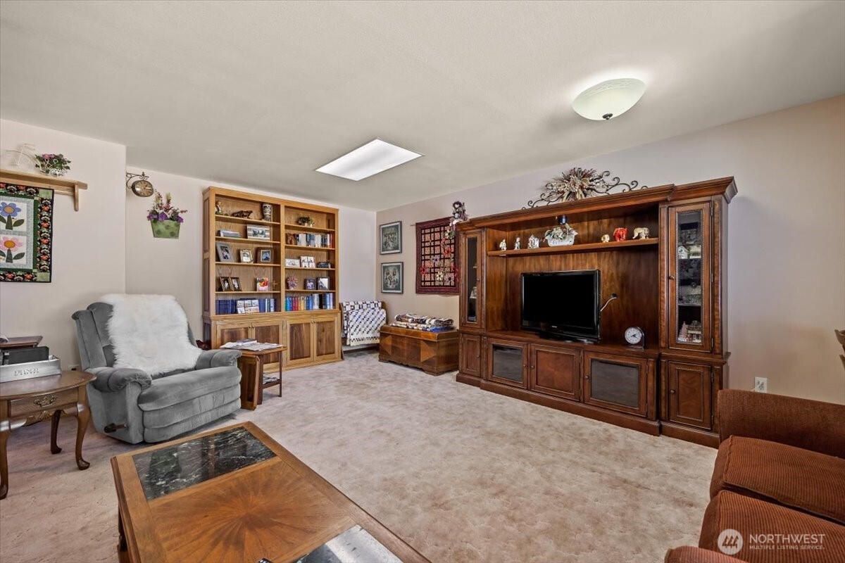157209 West North River Road Prosser, WA 99350 - Photo 5 of 40 a living room with furniture and a flat screen tv