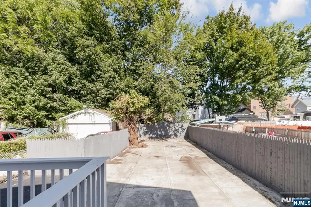 a view of a backyard