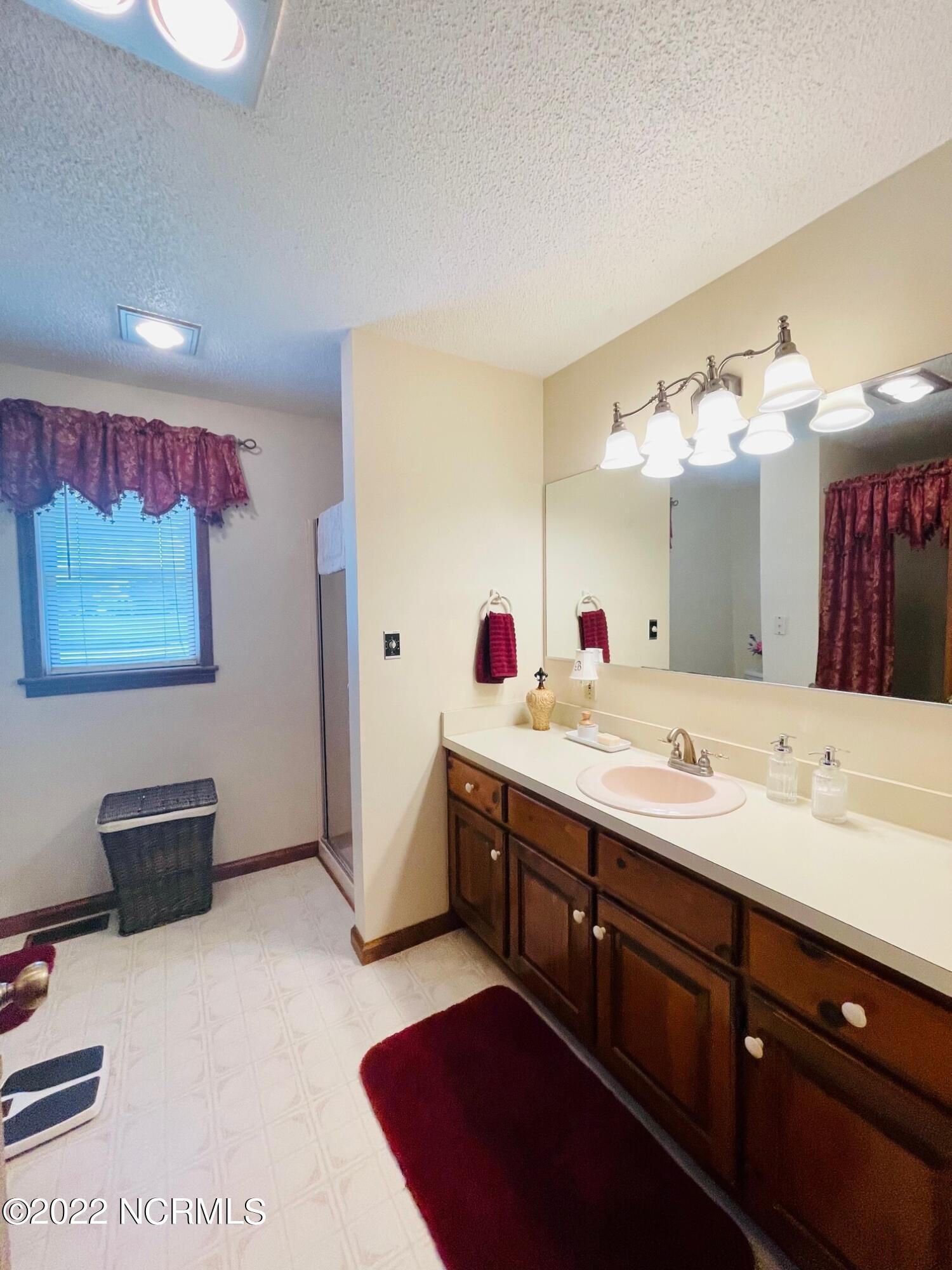 712 Firetower Road Elizabeth City, NC 27909 - Photo 17 of 33 Owner's Bath