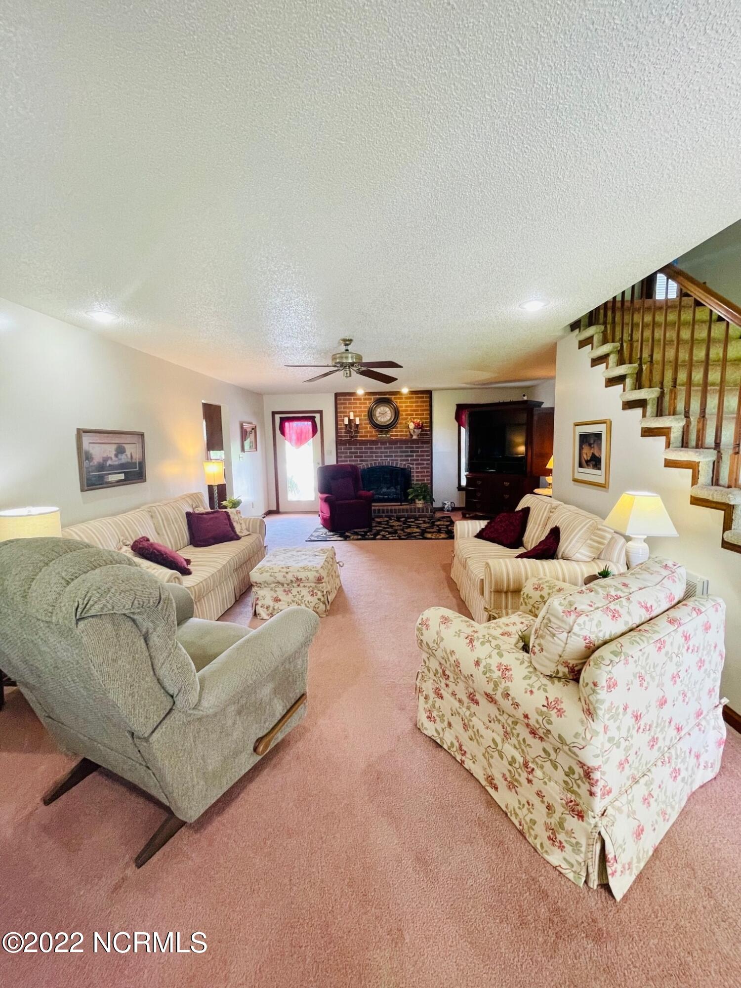 712 Firetower Road Elizabeth City, NC 27909 - Photo 3 of 33 Living view 2