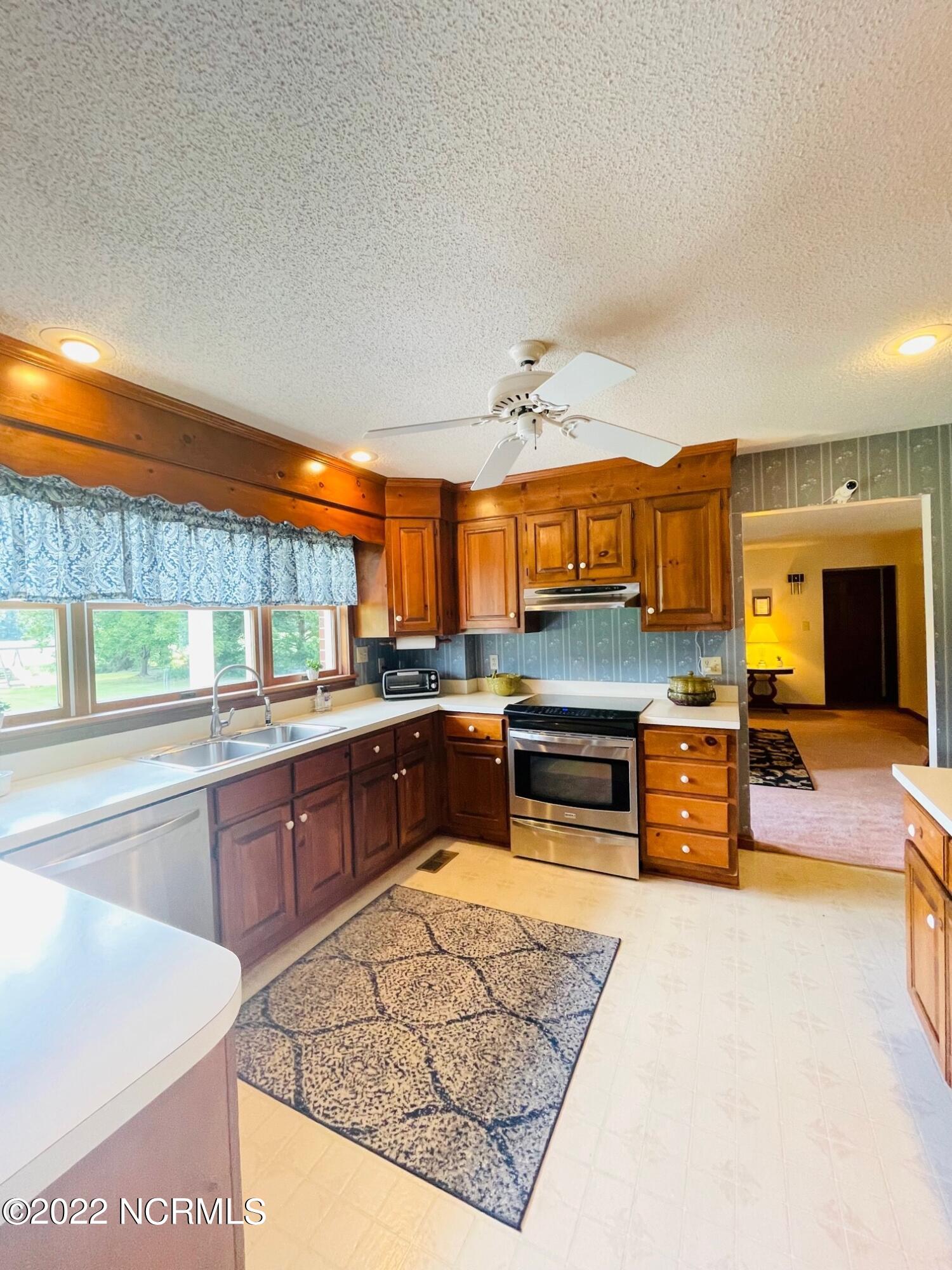712 Firetower Road Elizabeth City, NC 27909 - Photo 6 of 33 Kitchen