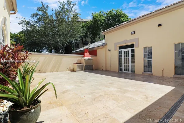a view of a house with a backyard
