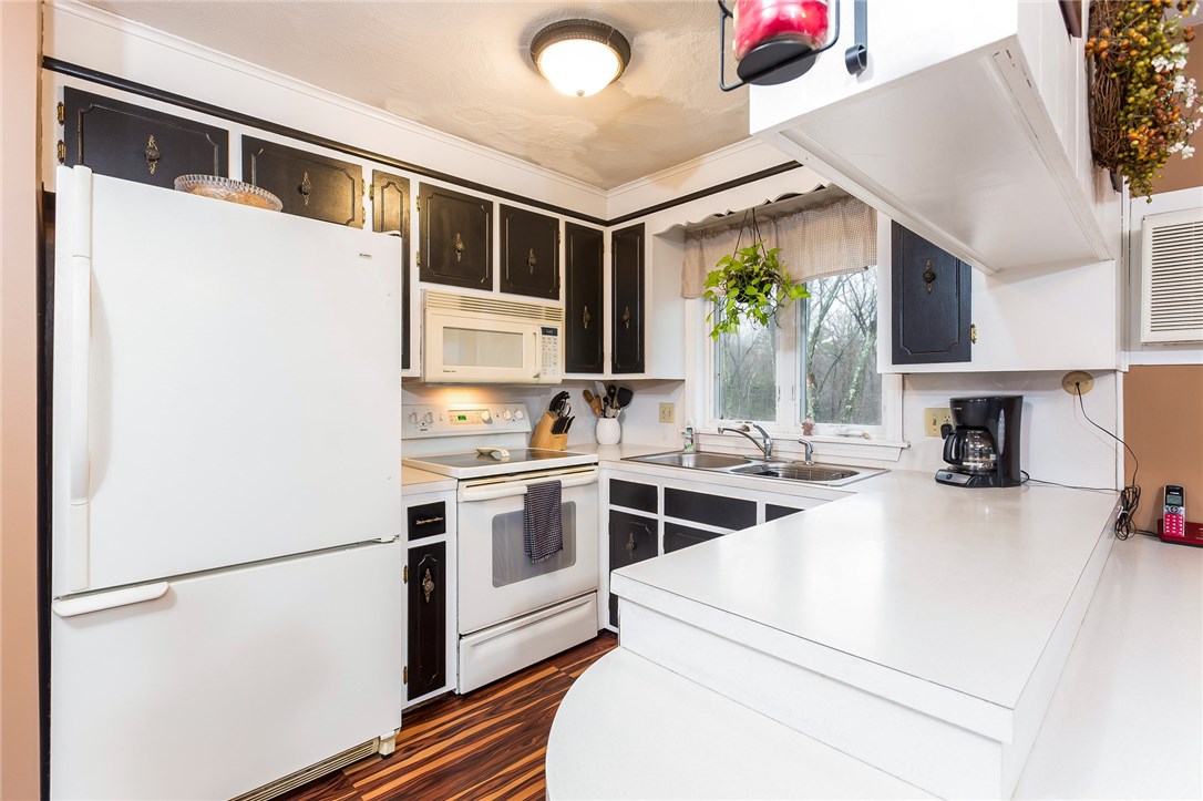 8 Lantern Road Smithfield, RI 02917 - Photo 8 of 20 Kitchen
