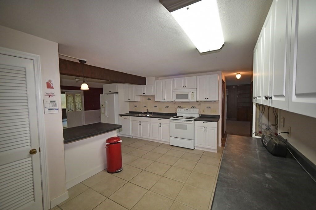 24 Bear Hole Road West Springfield, MA 01089 - Photo 4 of 34