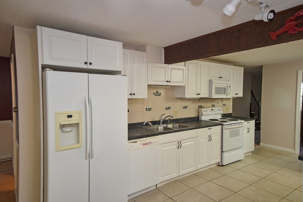 24 Bear Hole Road West Springfield, MA 01089 - Photo 7 of 34
