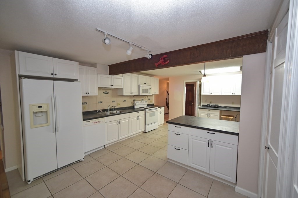 24 Bear Hole Road West Springfield, MA 01089 - Photo 9 of 34