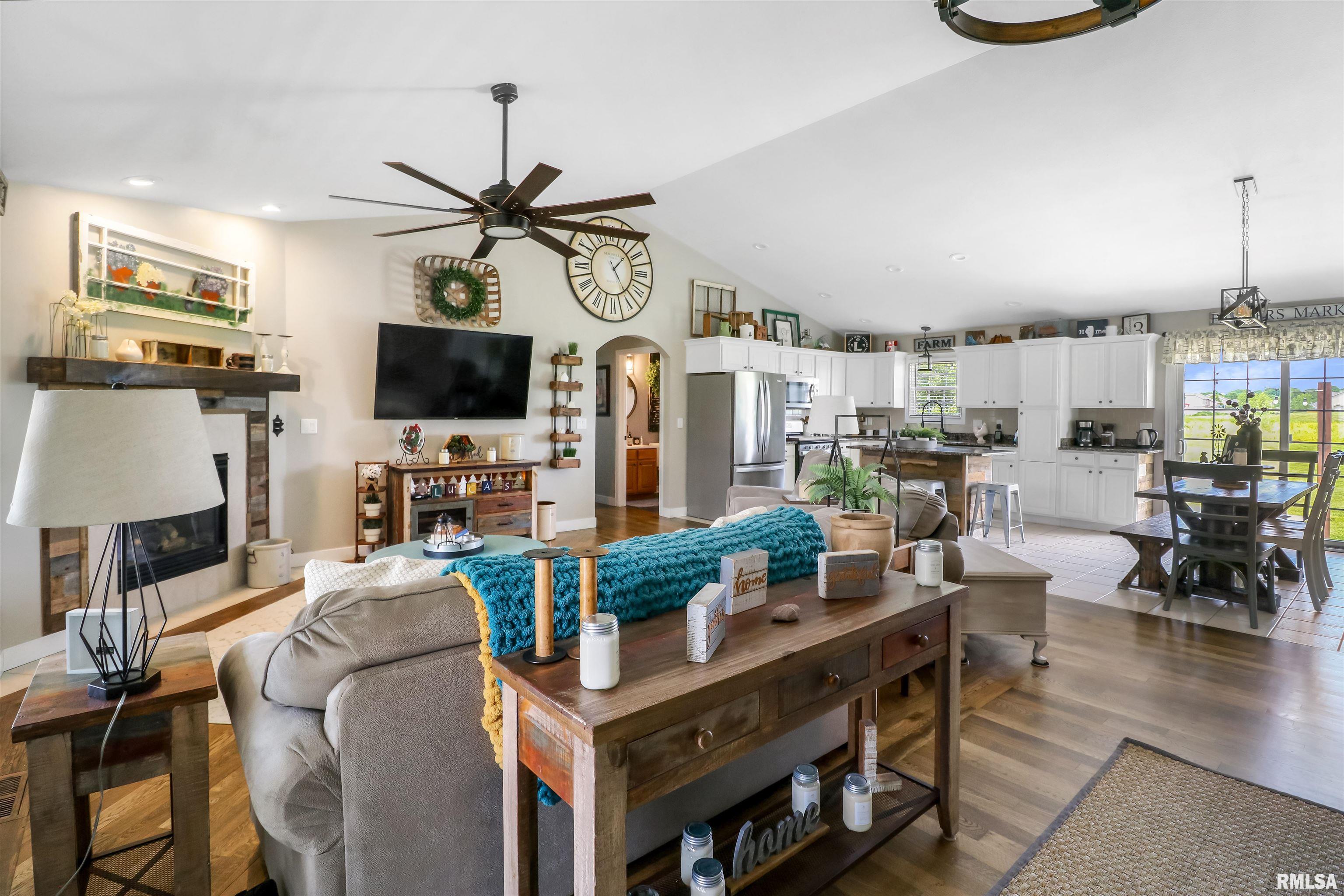 1511 Santa Fe Road Washington, IL 61571 - Photo 8 of 41 Gallery Image 8