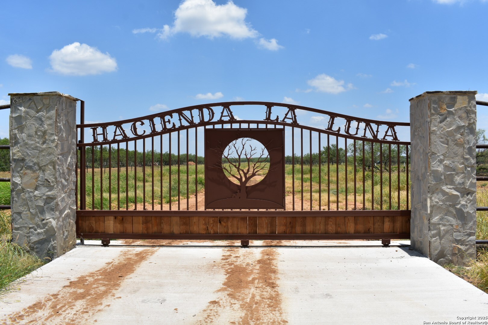 a view of entryway with a small yard