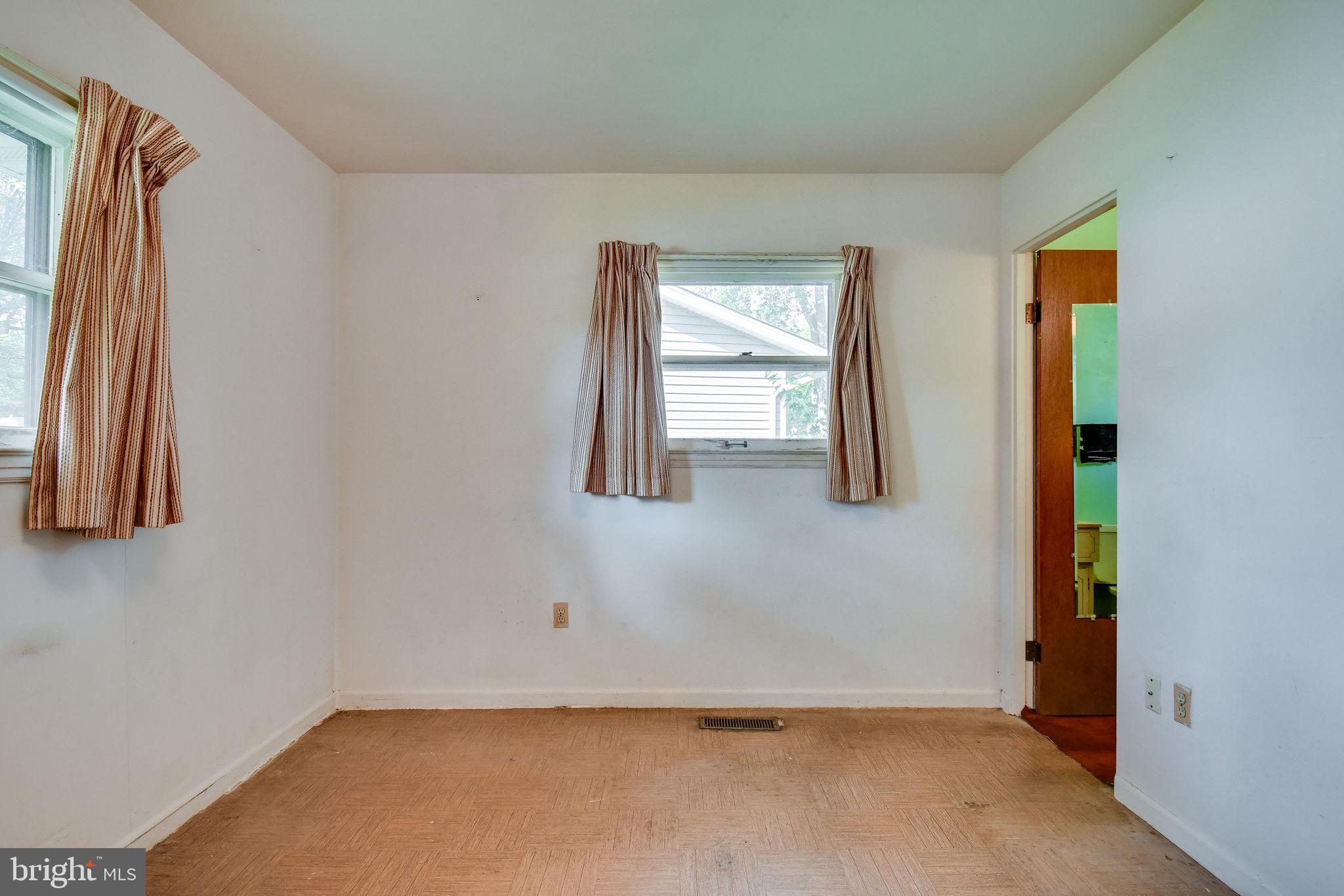 701 West Nettle Tree Road Sterling, VA 20164 - Photo 16 of 32 Master with access to half bath