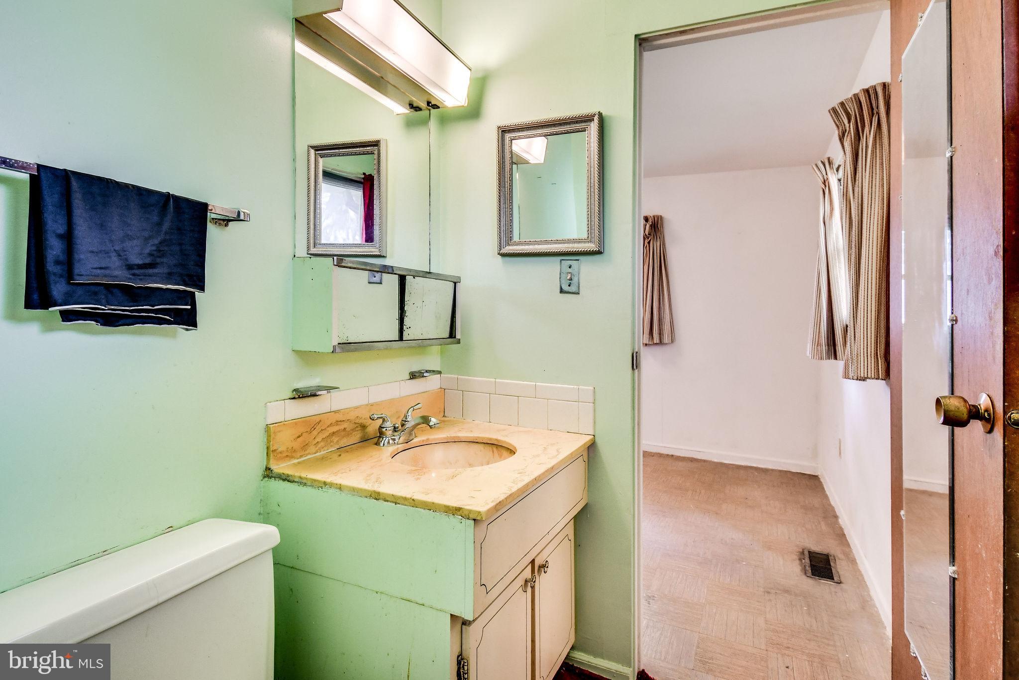701 West Nettle Tree Road Sterling, VA 20164 - Photo 17 of 32 Half bath