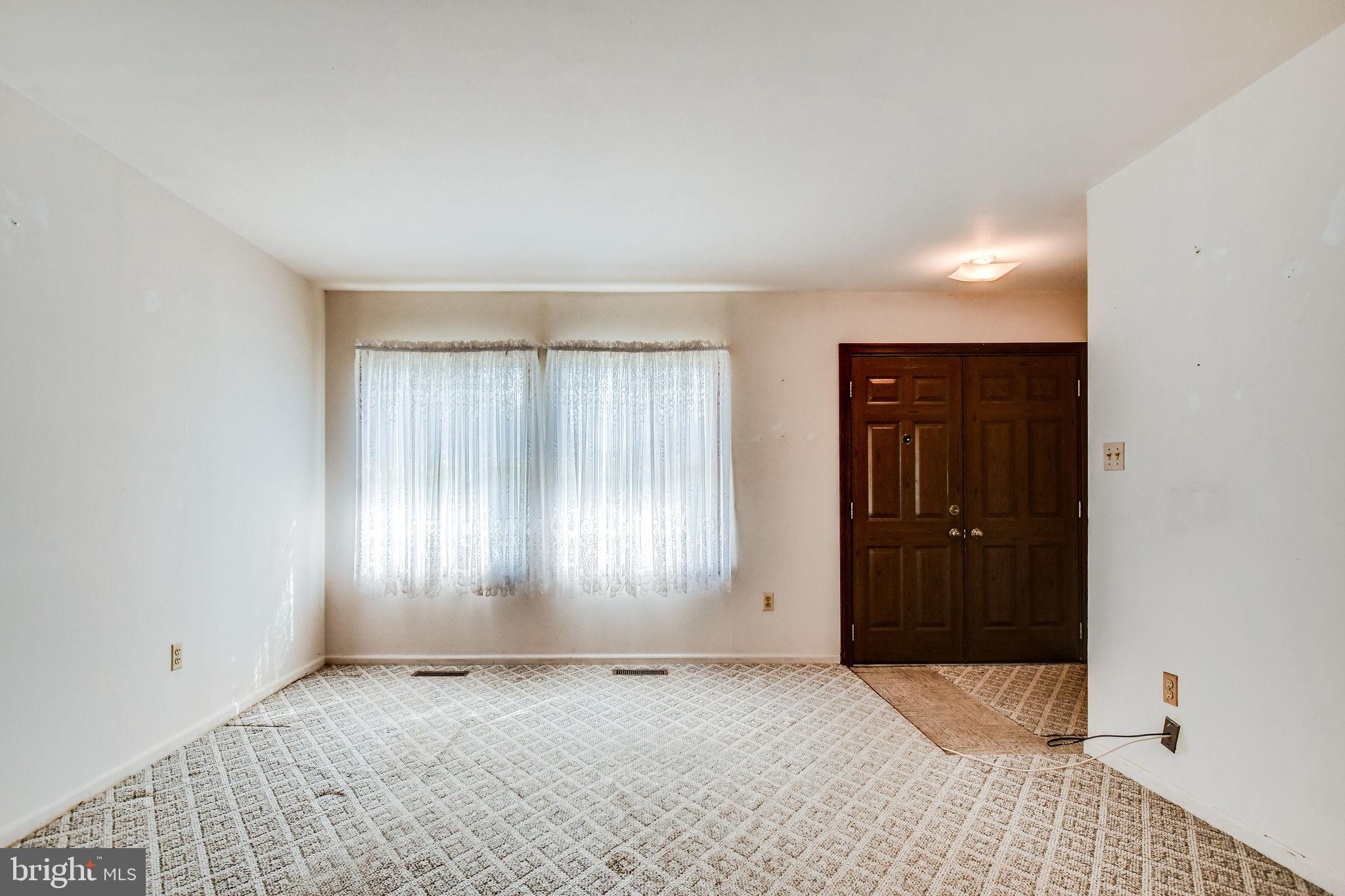 701 West Nettle Tree Road Sterling, VA 20164 - Photo 3 of 32 Great natural light in the living room