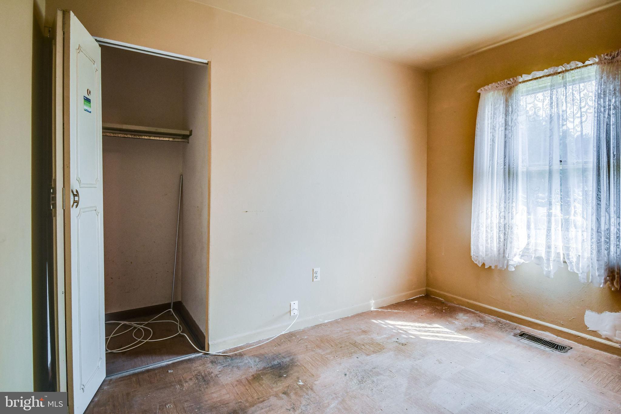 701 West Nettle Tree Road Sterling, VA 20164 - Photo 22 of 32 3rd bedroom