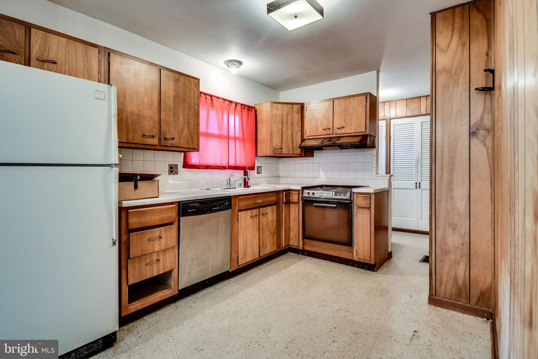 701 West Nettle Tree Road Sterling, VA 20164 - Photo 4 of 32 Kitchen with wood cabinets