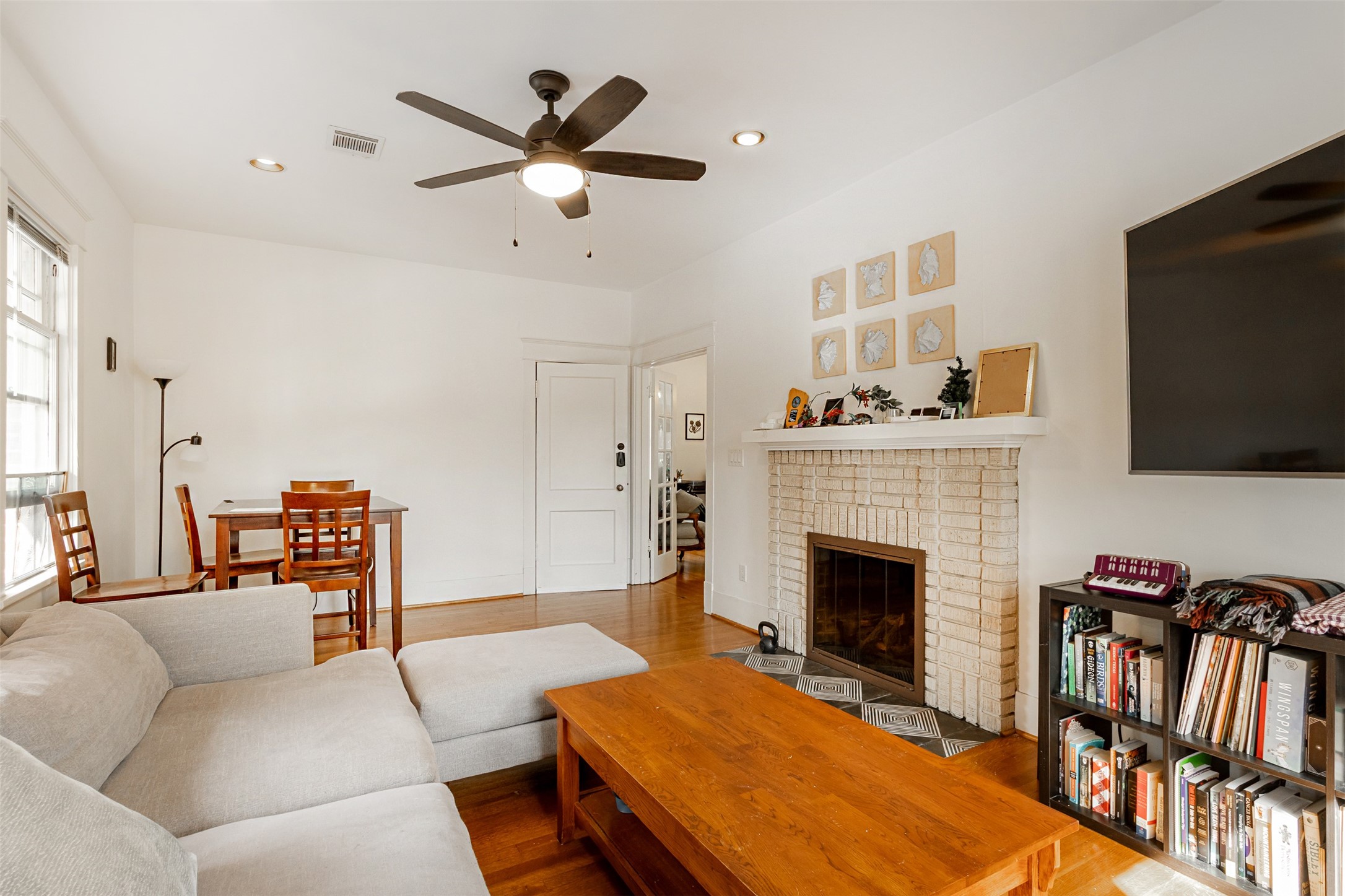 528 Hawthorne Street Houston, TX 77006 - Photo 13 of 34 a living room with furniture fireplace and flat screen tv