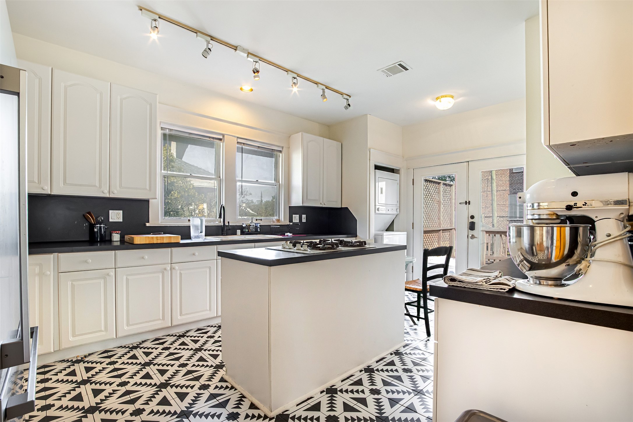528 Hawthorne Street Houston, TX 77006 - Photo 15 of 34 a kitchen with stainless steel appliances a stove a sink and a refrigerator