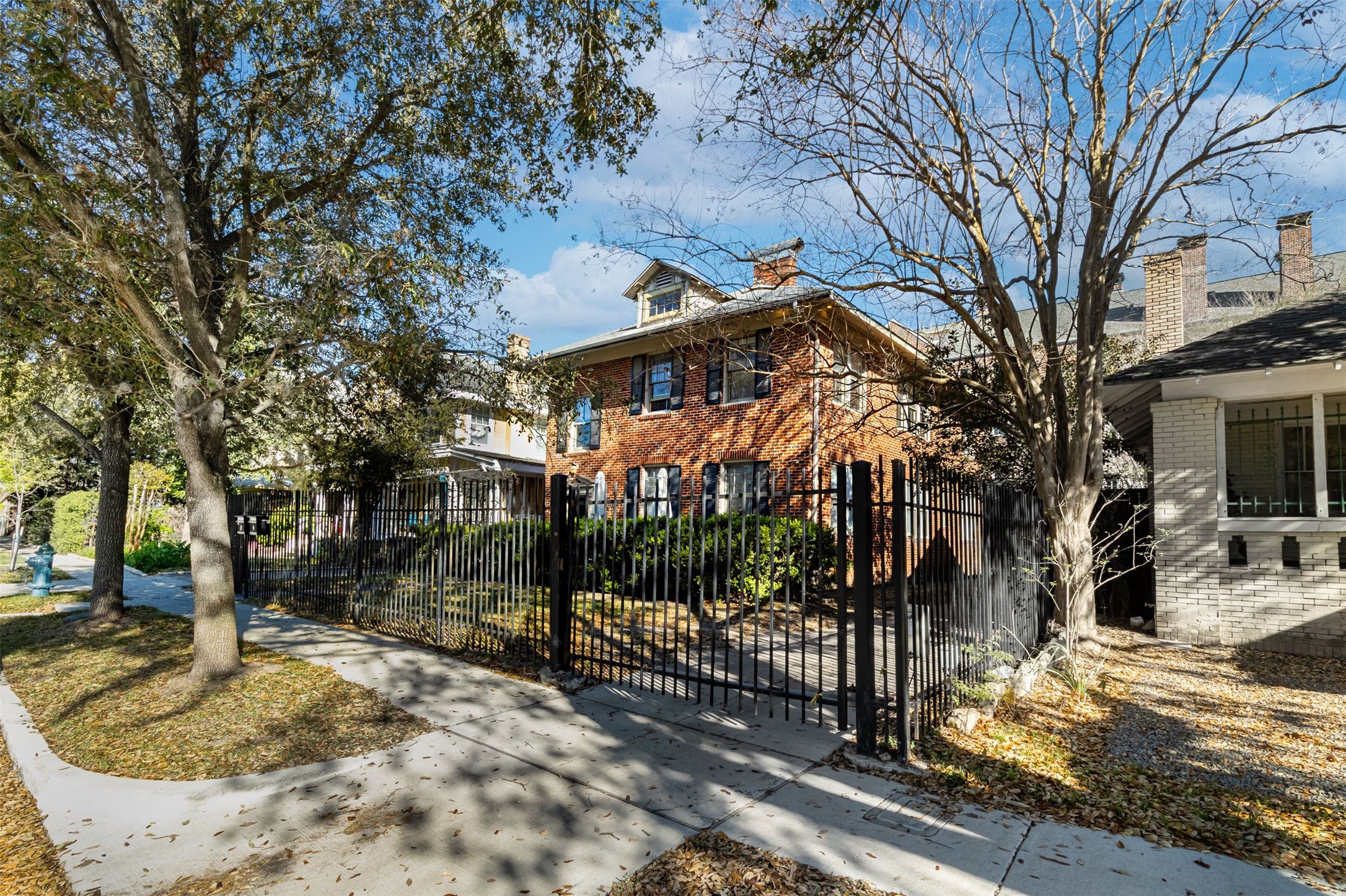528 Hawthorne Street Houston, TX 77006 - Photo 2 of 34 a view of a house with a snow on the road